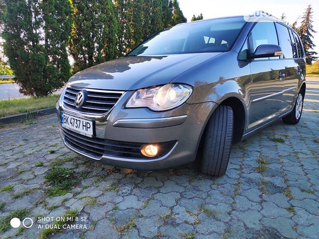 Volkswagen Touran 2008  випуску Рівне з двигуном 2 л дизель мінівен механіка за 7750 долл. 