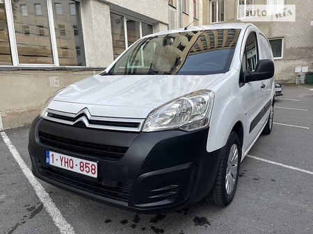 Citroen Berlingo 2015  випуску Рівне з двигуном 1.6 л дизель мінівен механіка за 8100 долл. 