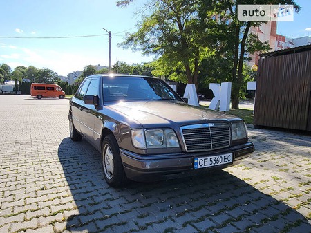 Mercedes-Benz E 220 1995  випуску Чернівці з двигуном 2.2 л  седан автомат за 3300 долл. 