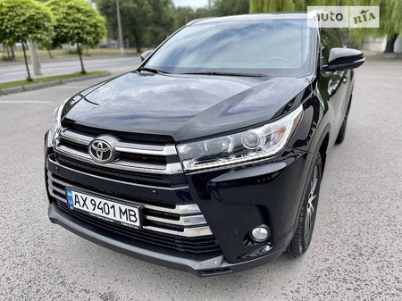 Toyota Highlander 2019  випуску Дніпро з двигуном 3.5 л бензин позашляховик автомат за 36999 долл. 