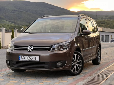 Volkswagen Touran 2011  випуску Ужгород з двигуном 1.6 л дизель мінівен механіка за 10999 долл. 