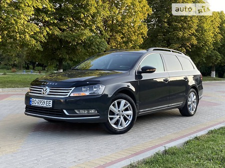 Volkswagen Passat 2013  випуску Тернопіль з двигуном 2 л дизель універсал автомат за 10350 долл. 