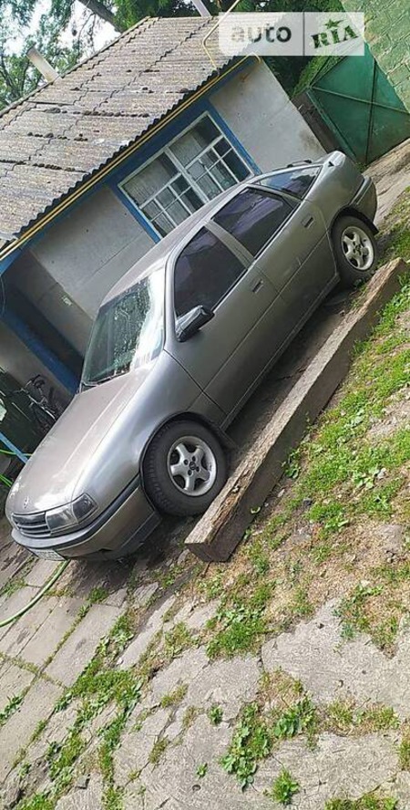 Opel Vectra 1989  випуску Київ з двигуном 1.6 л бензин хэтчбек механіка за 2000 долл. 