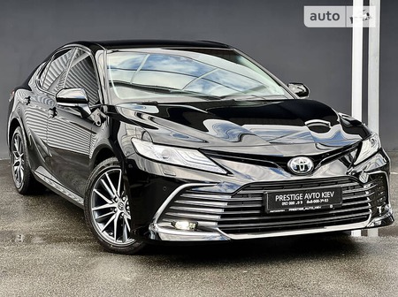Toyota Camry 2021  випуску Київ з двигуном 2.5 л бензин седан автомат за 37900 долл. 
