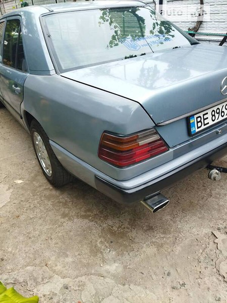 Mercedes-Benz E 250 1987  випуску Миколаїв з двигуном 2.5 л дизель седан механіка за 3200 долл. 