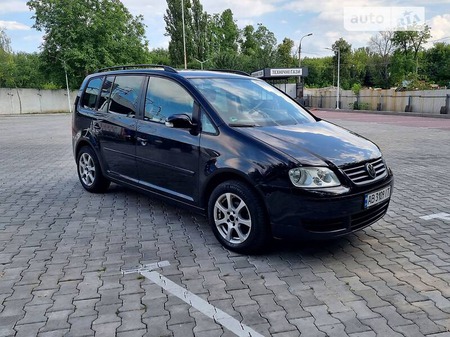 Volkswagen Touran 2005  випуску Вінниця з двигуном 1.9 л дизель універсал механіка за 5600 долл. 