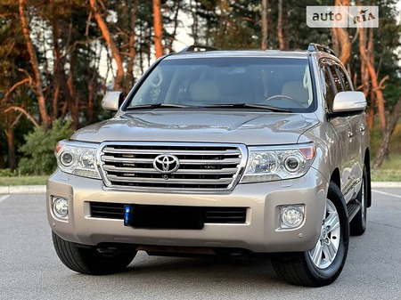 Toyota Land Cruiser 2012  випуску Київ з двигуном 4.6 л бензин позашляховик автомат за 35900 долл. 