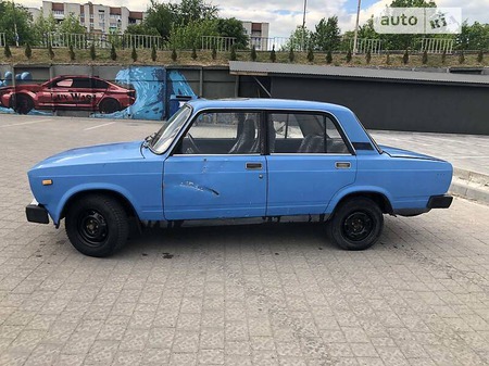 Lada 2105 1982  випуску Львів з двигуном 1.1 л бензин седан механіка за 800 долл. 