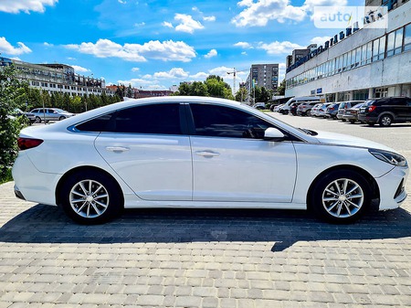 Hyundai Sonata 2018  випуску Львів з двигуном 2.4 л  седан автомат за 12490 долл. 
