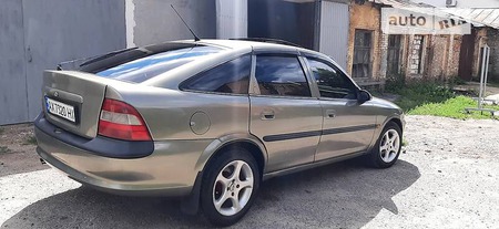 Opel Vectra 1996  випуску Суми з двигуном 1.6 л  хэтчбек  за 3099 долл. 