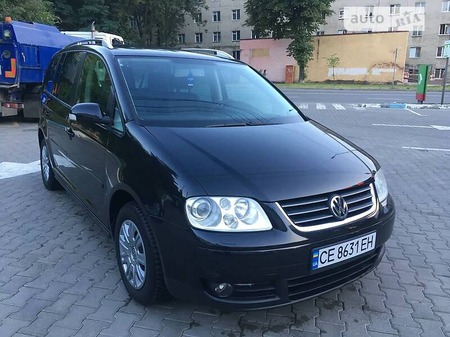 Volkswagen Touran 2006  випуску Чернівці з двигуном 2 л дизель мінівен механіка за 5600 євро 