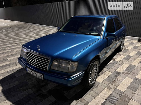 Mercedes-Benz E 220 1993  випуску Ужгород з двигуном 0 л бензин седан автомат за 2500 долл. 