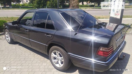 Mercedes-Benz E 250 1994  випуску Івано-Франківськ з двигуном 2.5 л дизель седан  за 4200 долл. 