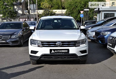 Volkswagen Tiguan 2019  випуску Київ з двигуном 2 л бензин позашляховик автомат за 22000 долл. 
