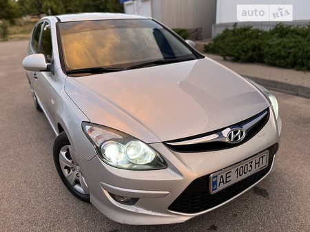 Hyundai i30 2011  випуску Дніпро з двигуном 1.6 л дизель хэтчбек механіка за 6350 долл. 