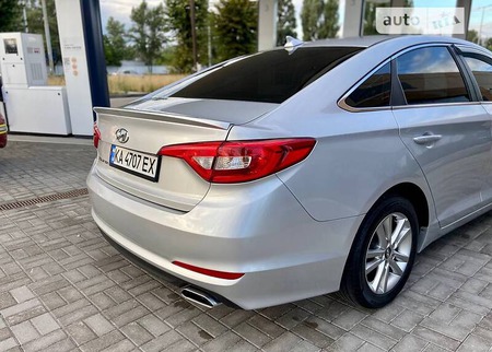 Hyundai Sonata 2016  випуску Київ з двигуном 2.4 л бензин седан автомат за 9700 долл. 