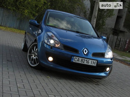 Renault Clio 2006  випуску Черкаси з двигуном 1.6 л бензин хэтчбек механіка за 4998 долл. 