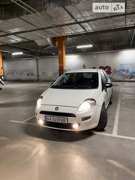 Fiat Punto 2014  випуску Київ з двигуном 1.3 л дизель хэтчбек механіка за 4990 долл. 