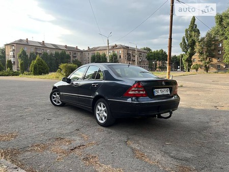 Mercedes-Benz C 180 2003  випуску Дніпро з двигуном 1.8 л бензин седан механіка за 5600 долл. 