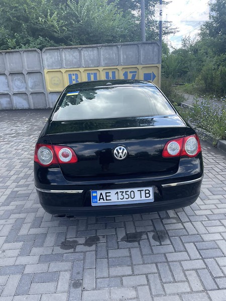 Volkswagen Passat 2005  випуску Дніпро з двигуном 0 л дизель седан автомат за 5499 долл. 