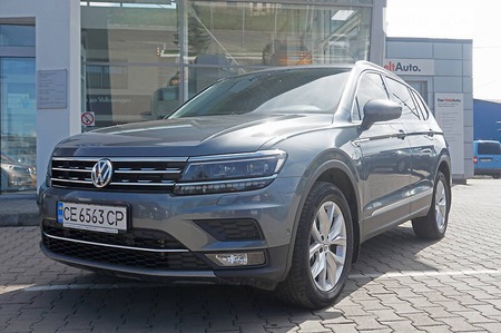 Volkswagen Tiguan 2018  випуску Чернівці з двигуном 2 л бензин позашляховик автомат за 28900 долл. 