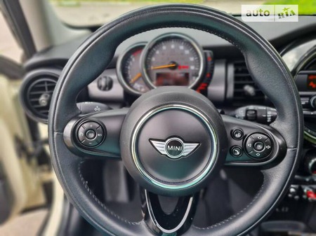 Mini Cooper 2015  випуску Львів з двигуном 1.5 л бензин хэтчбек автомат за 14500 долл. 