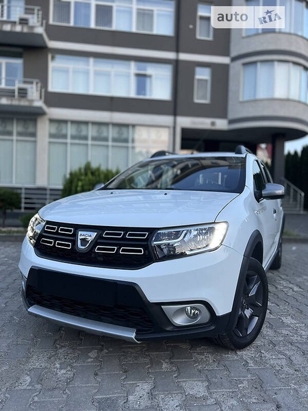 Dacia Sandero Stepway 2019  випуску Чернівці з двигуном 1.5 л дизель позашляховик механіка за 10900 долл. 