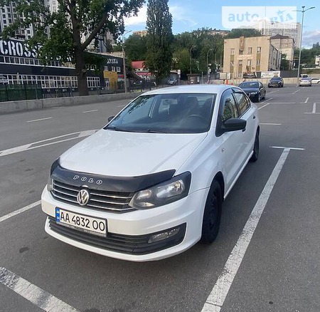 Volkswagen Polo 2016  випуску Київ з двигуном 1.6 л  седан  за 7050 долл. 