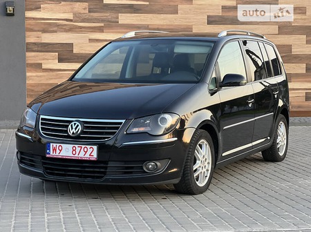 Volkswagen Touran 2007  випуску Луцьк з двигуном 2 л дизель мінівен автомат за 7499 долл. 