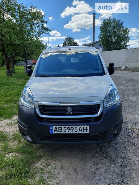 Peugeot Partner 2015  випуску Вінниця з двигуном 1.6 л дизель мінівен автомат за 8700 долл. 