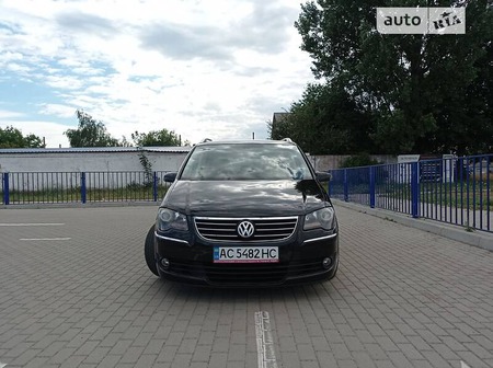 Volkswagen Touran 2007  випуску Луцьк з двигуном 2 л дизель мінівен автомат за 7350 долл. 