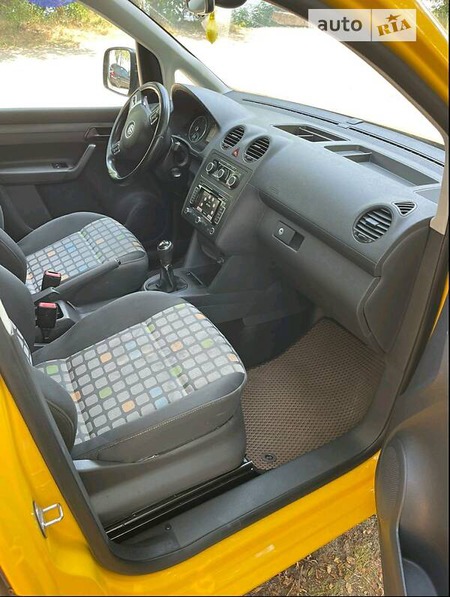 Volkswagen Caddy 2014  випуску Київ з двигуном 1.6 л дизель мінівен механіка за 8999 долл. 