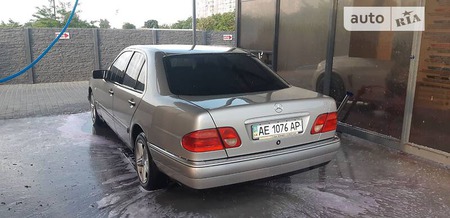 Mercedes-Benz E 200 1998  випуску Дніпро з двигуном 2 л  седан автомат за 3800 долл. 