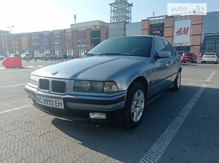BMW 320 1994  випуску Львів з двигуном 2 л бензин седан механіка за 3599 долл. 