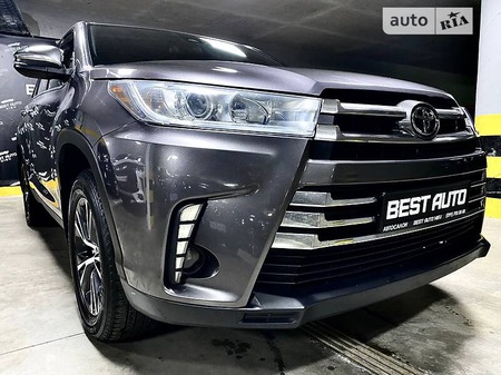 Toyota Highlander 2019  випуску Київ з двигуном 3.5 л бензин позашляховик автомат за 31500 долл. 