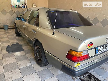 Mercedes-Benz E 260 1988  випуску Дніпро з двигуном 2.6 л  седан механіка за 2700 долл. 