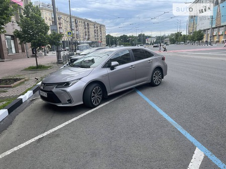 Toyota Corolla 2020  випуску Харків з двигуном 1.8 л гібрид седан автомат за 25500 долл. 