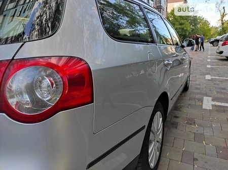Volkswagen Passat 2005  випуску Івано-Франківськ з двигуном 1.9 л  універсал  за 5499 долл. 