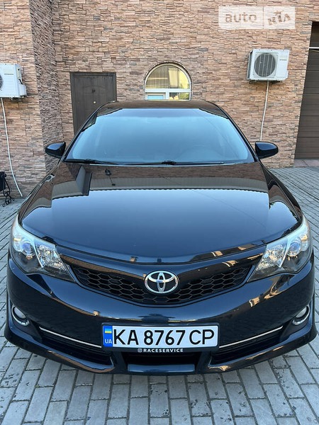 Toyota Camry 2014  випуску Черкаси з двигуном 2.5 л  седан автомат за 15200 долл. 