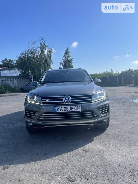 Volkswagen Touareg 2015  випуску Київ з двигуном 3.6 л бензин позашляховик автомат за 25200 долл. 