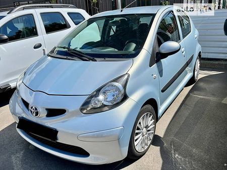 Toyota Aygo 2006  випуску Київ з двигуном 1 л бензин хэтчбек автомат за 5250 долл. 