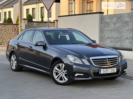 Mercedes-Benz E 350 2010  випуску Львів з двигуном 3.5 л бензин універсал автомат за 12500 долл. 