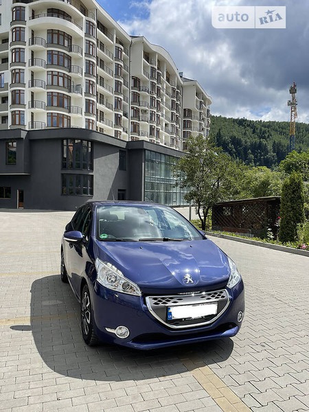 Peugeot 208 2012  випуску Івано-Франківськ з двигуном 1.4 л дизель хэтчбек автомат за 8500 долл. 