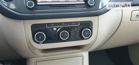 Volkswagen Tiguan 2011  випуску Чернівці з двигуном 2 л бензин позашляховик автомат за 12799 долл. 