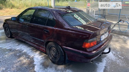 BMW 318 1993  випуску Київ з двигуном 2 л  седан механіка за 4500 долл. 