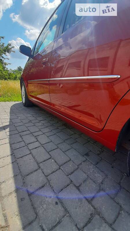 Volkswagen Touran 2006  випуску Львів з двигуном 2 л дизель мінівен механіка за 6999 долл. 
