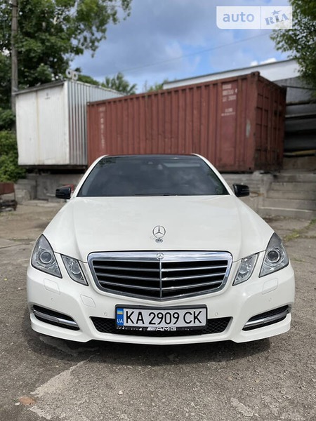 Mercedes-Benz E 200 2012  випуску Київ з двигуном 1.8 л бензин седан автомат за 15000 долл. 
