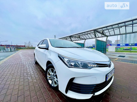 Toyota Corolla 2018  випуску Київ з двигуном 1.3 л бензин седан механіка за 12900 долл. 