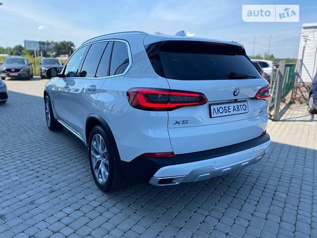 BMW X5 2019  випуску Львів з двигуном 3 л бензин позашляховик автомат за 65000 долл. 