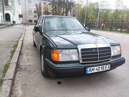 Mercedes-Benz E 300 1990  випуску Житомир з двигуном 3 л  седан автомат за 2500 долл. 